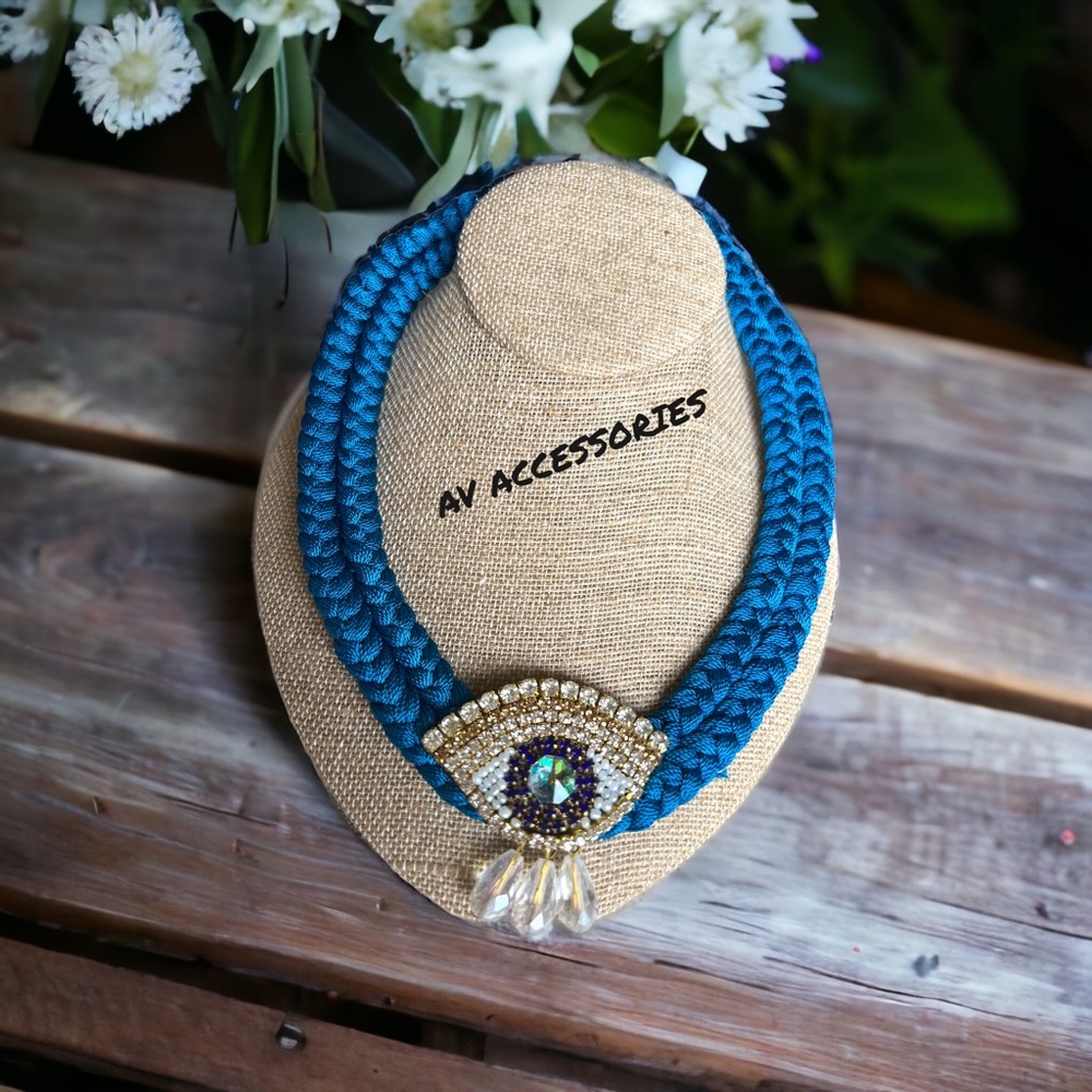 Handmade braided thread necklace - Picture 5 of 5